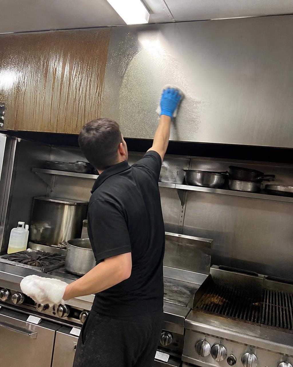 Dégraissage de hotte professionnelle en cuisine